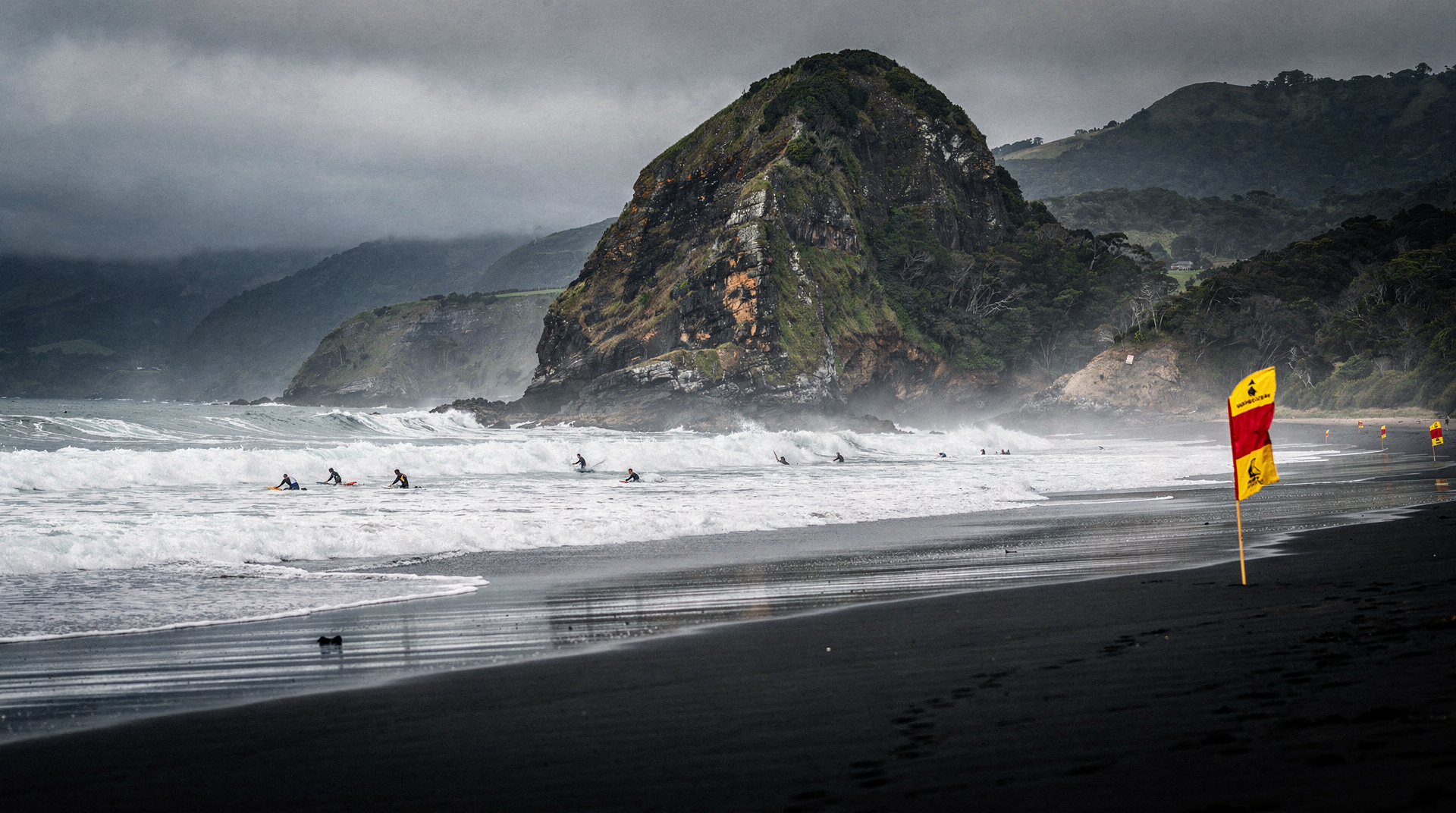 Praia de Piha — a selvagem costa de areia negra de Auckland